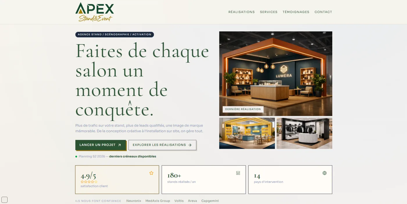 Page d’accueil d’Apex Stand Event avec un stand d’exposition en arrière-plan.